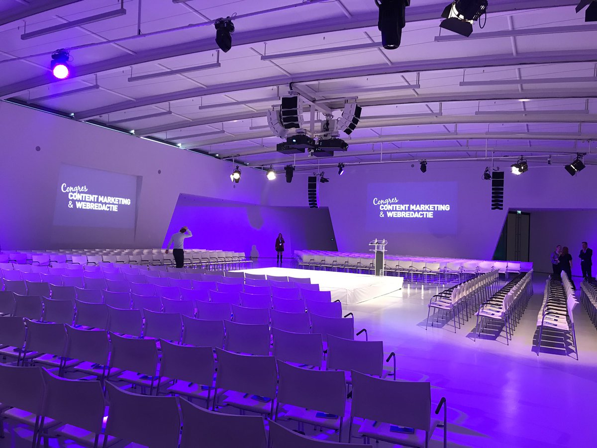 Stilte voor de storm... Wij zijn vandaag aanwezig op het Congres Content Marketing &amp; Webredactie! Over een uurtje staan we zelf op dit podium met onze sessie ‘Hoe haal je het meeste uit je content op social media’. Zin in! 🎉 #cmw18
