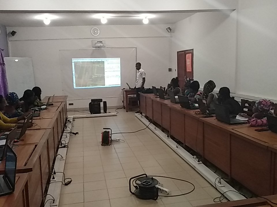 Training with #josm by @MarianoDavy 
#Map4bj 
#GirlsMap4BJ
@luc_kpogbe 
@anebophil 
@OSMBenin