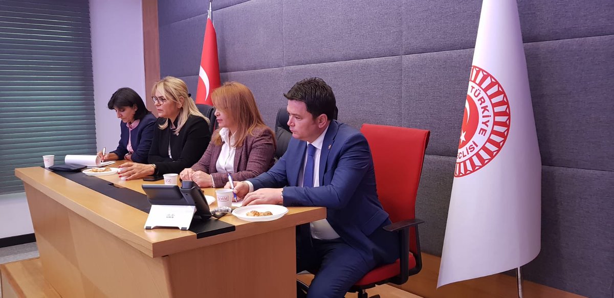 Sağlıkta atamaları gerçekleşmiş ama güvenlik soruşturmaları halen sonuçlanmamış olan yardımcı sağlık personellerini Meclis'te ağırladık. Bu konunun takipçisi olmaya devam edeceğiz...

SağlıkMecliste ZimmetNerde