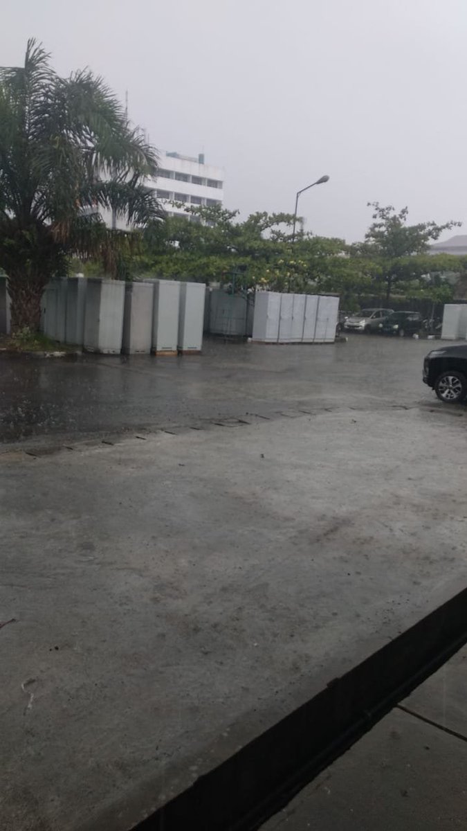 amilzan21's tweet photo. Soekarno Hatta batununggal hujan deras , semoga hujan ini berkah . @PRFMnews https://t.co/t3MIMM7vaD
