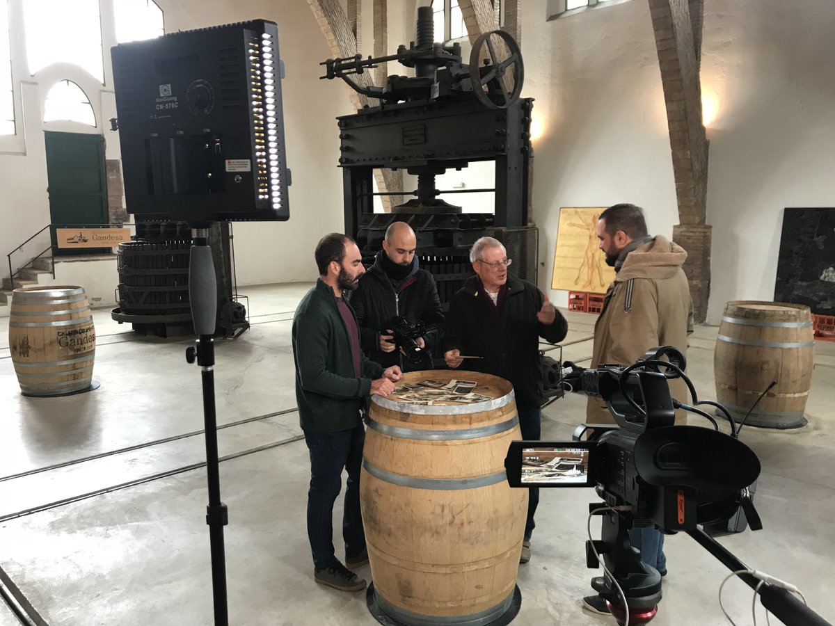 oneproduccions's tweet photo. Seguimos en #Gandesa en el rodaje del vídeo corporativo y documental del @coopgandesa en motivo del centenario de la coperativa de Vino de #Gandesa con @bluverdcom #fansDOTerraAlta #LookLikeOne #bluverd #festadelvigandesa #terresdelebre #reservadelabiosfera https://t.co/BZ0yXzR9lF