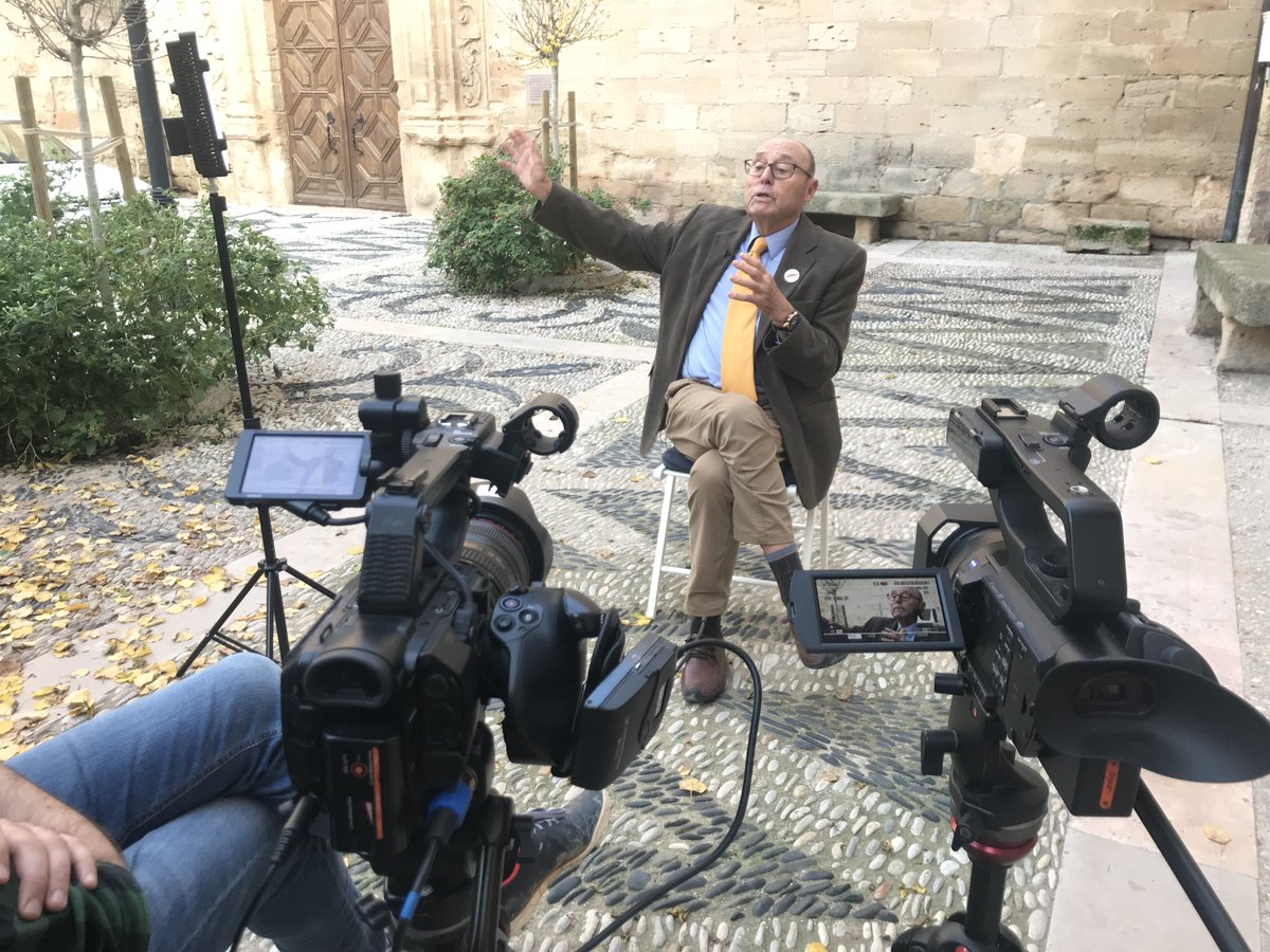 oneproduccions's tweet photo. Seguimos en #Gandesa en el rodaje del vídeo corporativo y documental del @coopgandesa en motivo del centenario de la coperativa de Vino de #Gandesa con @bluverdcom #fansDOTerraAlta #LookLikeOne #bluverd #festadelvigandesa #terresdelebre #reservadelabiosfera https://t.co/BZ0yXzR9lF