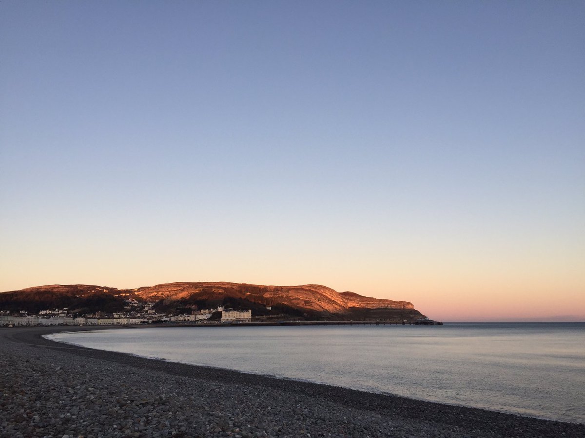 bee_online_uk's tweet image. Beautiful morning here in Llandudno where I’m leading a conference for science teachers on the subject of #HowToLearn.
