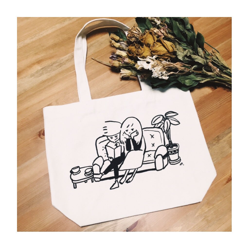 デザフェスで販売していた画集とトートバッグの通販を開始する予定です。まずはスペシャル版を数量限定で先行販売する予定です?
早くて明日の16時くらいにこちらでアナウンスする予定なので、気になる方はぜひチェックしてくださいー!