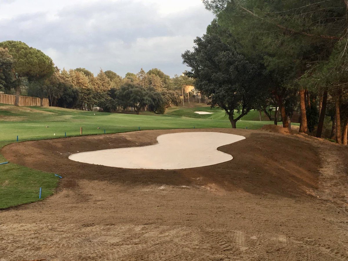 Mafergolf's tweet photo. Inicio 2ª Fase rehabilitación de #bunkers con método #betterbillybunker en Club de Golf Lomas Bosque #lomasbosquegolf #bunker #golf #golfcourse #golfspain #golfmadrid con @acttua  @betterbillybunker https://t.co/O18cqbZGzn