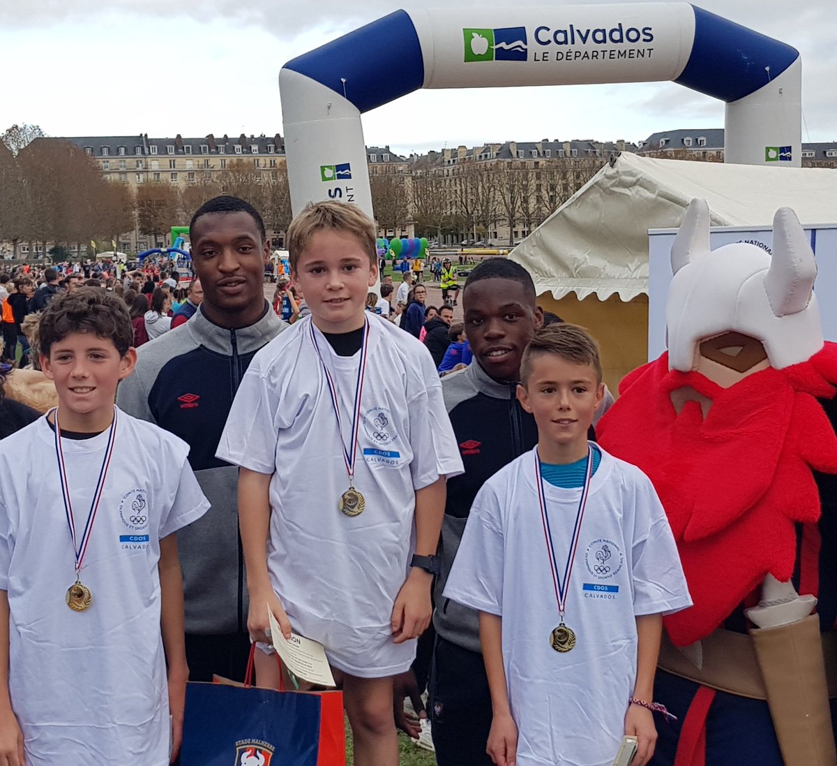 As_GDNCaen's tweet photo. Un grand bravo à Romain qui monte sur la 3ème marche du podium en Benjamin 2007 au Cross du Calvados du 14 novembre 2018, à Alice qui se classe 7ème en Benjamine 2006, et à tous les élèves du collège Guillaume de Normandie de @caen !!!
@CaenOfficiel @UNSSCalvados @UNSS_CAEN https://t.co/pvpaMnl6A7