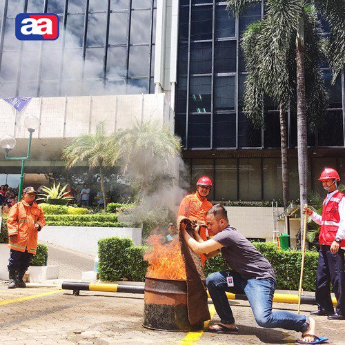 AAIIndonesia's tweet photo. Fire Drill Simulation #AAIIndonesia #safetybuilding #emergencysituation #buildingevacuation #fireroute #fireextinguishers #firesafety #emergencysigns #safetycommittee #emergencyprocedure #firealarms #evacuationprocedures #firesafetyregulations #rescueauthorities https://t.co/tolDv41sKh