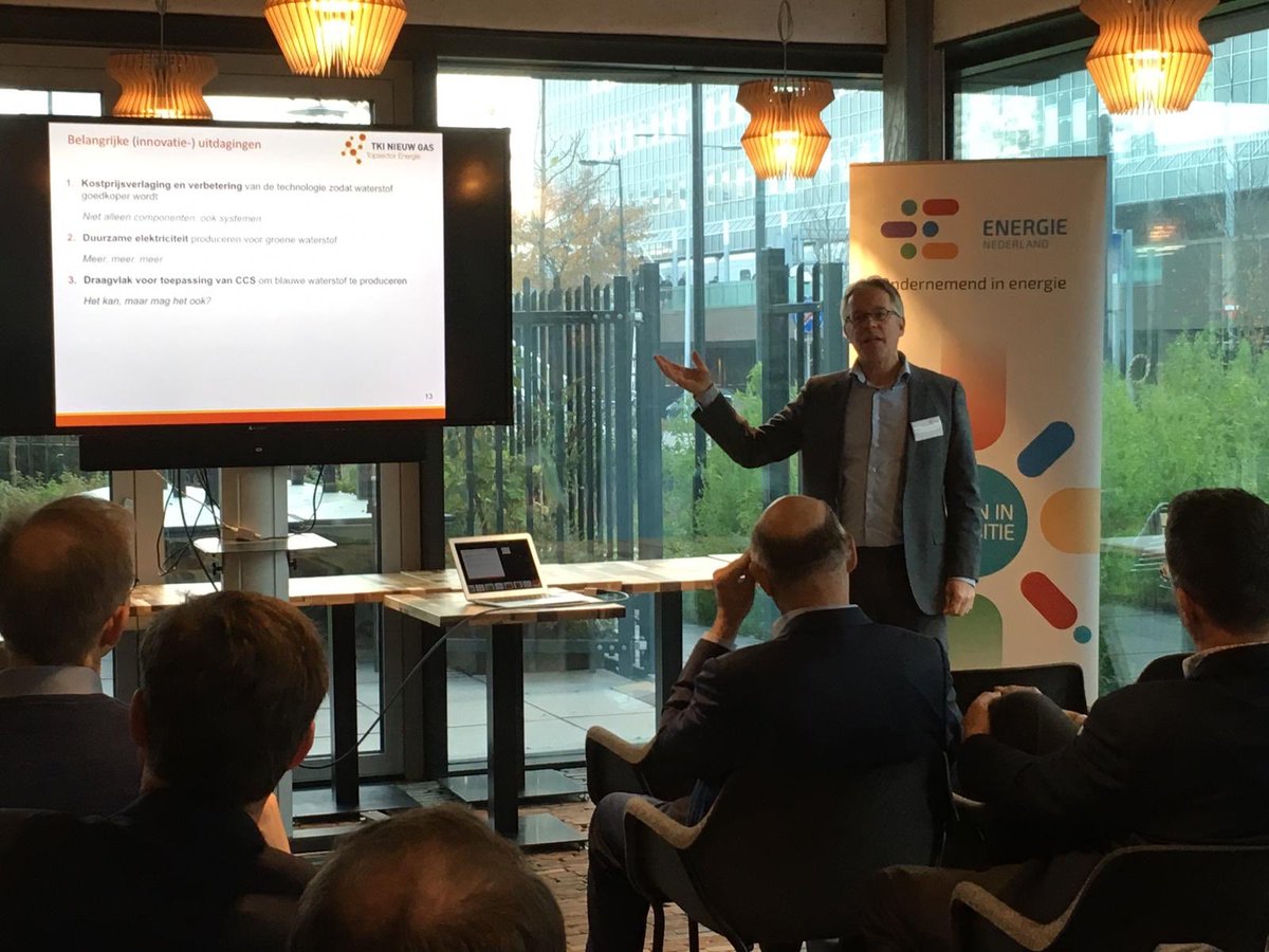 MariekeVisser_'s tweet photo. Goedemorgen! Wederom ontbijtsessie nieuwe technologie, nieuwe energie van @Energie_NL, vandaag over #waterstof met Jörg Gigler, @RobertDencher en @heuvel_stijn. Robert: “Het gaat écht gebeuren” over rijden op waterstof. https://t.co/GxrWMiQM57