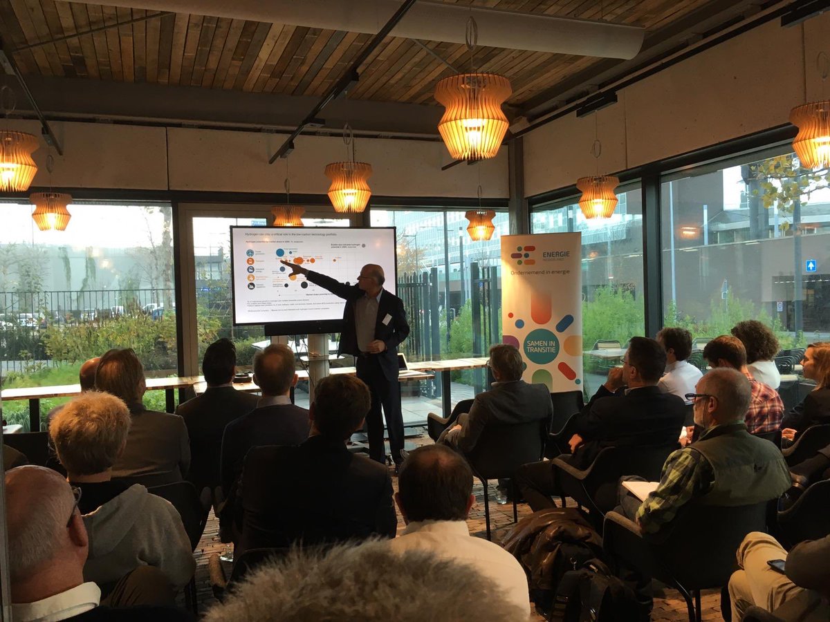 MariekeVisser_'s tweet photo. Goedemorgen! Wederom ontbijtsessie nieuwe technologie, nieuwe energie van @Energie_NL, vandaag over #waterstof met Jörg Gigler, @RobertDencher en @heuvel_stijn. Robert: “Het gaat écht gebeuren” over rijden op waterstof. https://t.co/GxrWMiQM57