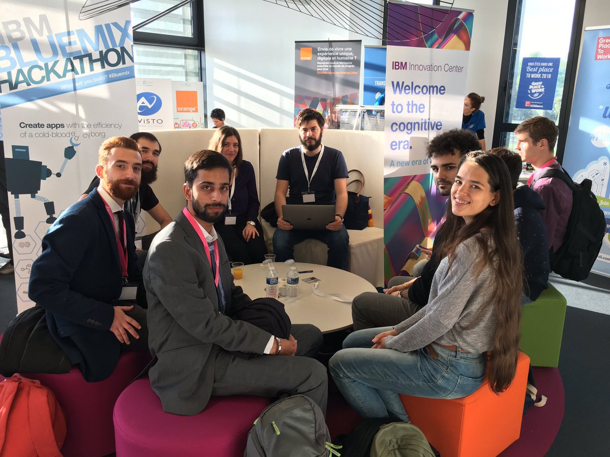 lmenache06's tweet image. #SophiaTech Forum commence fort au stand @IBM_France avec 6 étudiants et 3 IBMers !!!!