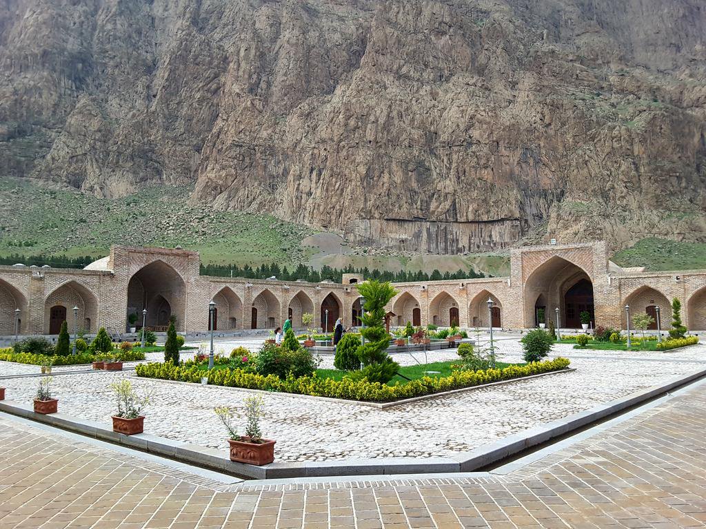 bestirantour's tweet photo. Historical site of #Bisotun is one of the oldest and most important archaeological sites of #Iran despite numerous monuments such as the Hercules statue, lithograph of Farhad Tarash, Bisotun Bridge, Shah Abbasi Caravanserai and Shahi Road (#Silk_Road). 
https://t.co/XJkl7A0HoH https://t.co/SBBpc1xqvn