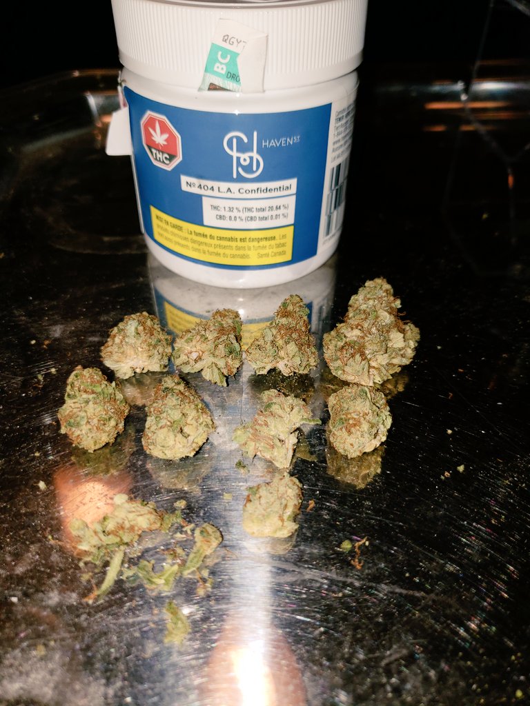 thatphoenix84's tweet photo. Tonight we try the #HavenSt L.A. Confidential to commemorate my resent visit. Nice tight little #buds, alittle dry and crumbly but within the decent range. Busts up pretty nice also. Not much of a smell coming off but some may like that. Now for the fun part π #Cannabis #reviews https://t.co/wkKcE2BFEo