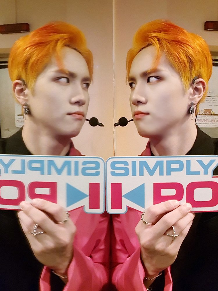 _Simplykpop's tweet photo. 혼자서도 무대를 꽉 채우는 존재감甲 으뜸👍가수 #김동한 셀카도 으뜸으로 찍어주셨네(Feat. 흰자) 동하니 손짓 한 번에 누님들 동생들 심꿍사🤦‍♀️ 멋짐 한껏 장착한 무대장인의 #GoodNightKiss 를 받고 싶다면 이번 주도 #심플리케이팝 

#김동한 #KIMDONGHAN #GoodNightKiss #심플리케이팝 #SimplyKpop https://t.co/tiIQQhlCoK