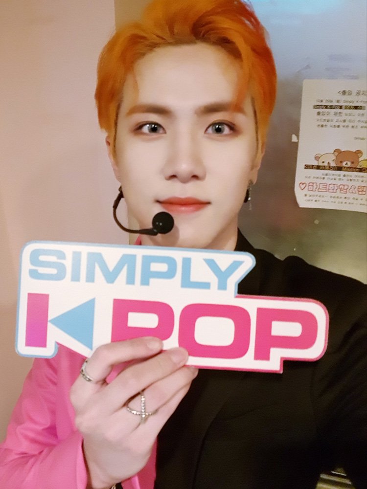 _Simplykpop's tweet photo. 혼자서도 무대를 꽉 채우는 존재감甲 으뜸👍가수 #김동한 셀카도 으뜸으로 찍어주셨네(Feat. 흰자) 동하니 손짓 한 번에 누님들 동생들 심꿍사🤦‍♀️ 멋짐 한껏 장착한 무대장인의 #GoodNightKiss 를 받고 싶다면 이번 주도 #심플리케이팝 

#김동한 #KIMDONGHAN #GoodNightKiss #심플리케이팝 #SimplyKpop https://t.co/tiIQQhlCoK