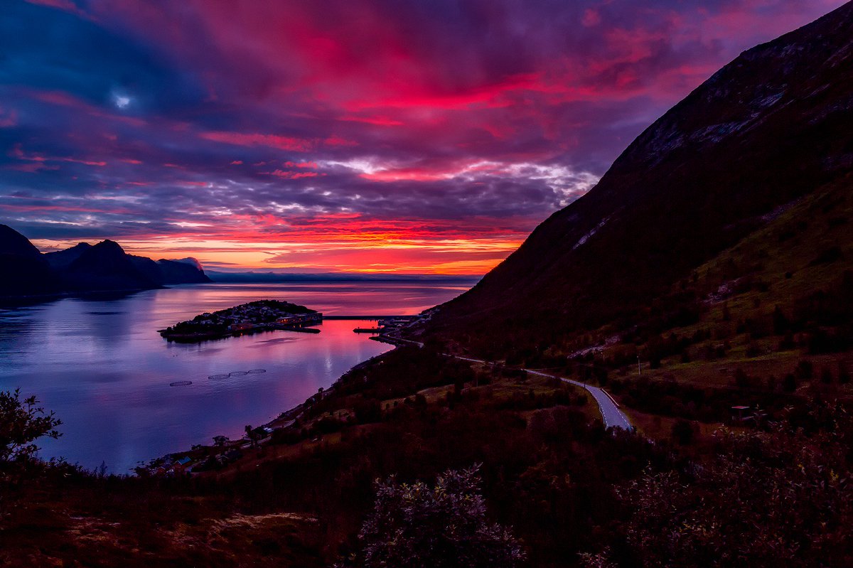 TravelBookster's tweet photo. Sunset, #Norway https://t.co/tNmtob4f4S
