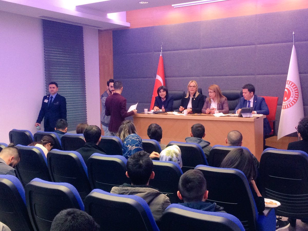 dr_sozdemir's tweet photo. Devlette yardımcı sağlık meslek personeli olarak ataması yapılan fakat güvenlik soruşturması nedeniyle 136 gündür görevine başlayamayan, SağlıkMecliste ZimmetNerde diyerek Türkiye’nin dört bir yanından gelen geçlerimiz ile TBMM’de bir araya geldik. Konuyu yakından takip ediyoruz. https://t.co/7TSbWq9TjT