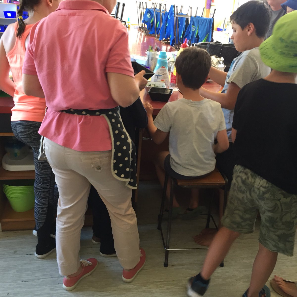 MakeClub_NZ's tweet photo. One of our mums who is passionate about food is sharing an experiment she found in @medickinson’s awesome kitchen science book that explores what Acids &amp; Bases are &amp; how PH indicators work #kapai https://t.co/ubGVniJ71e