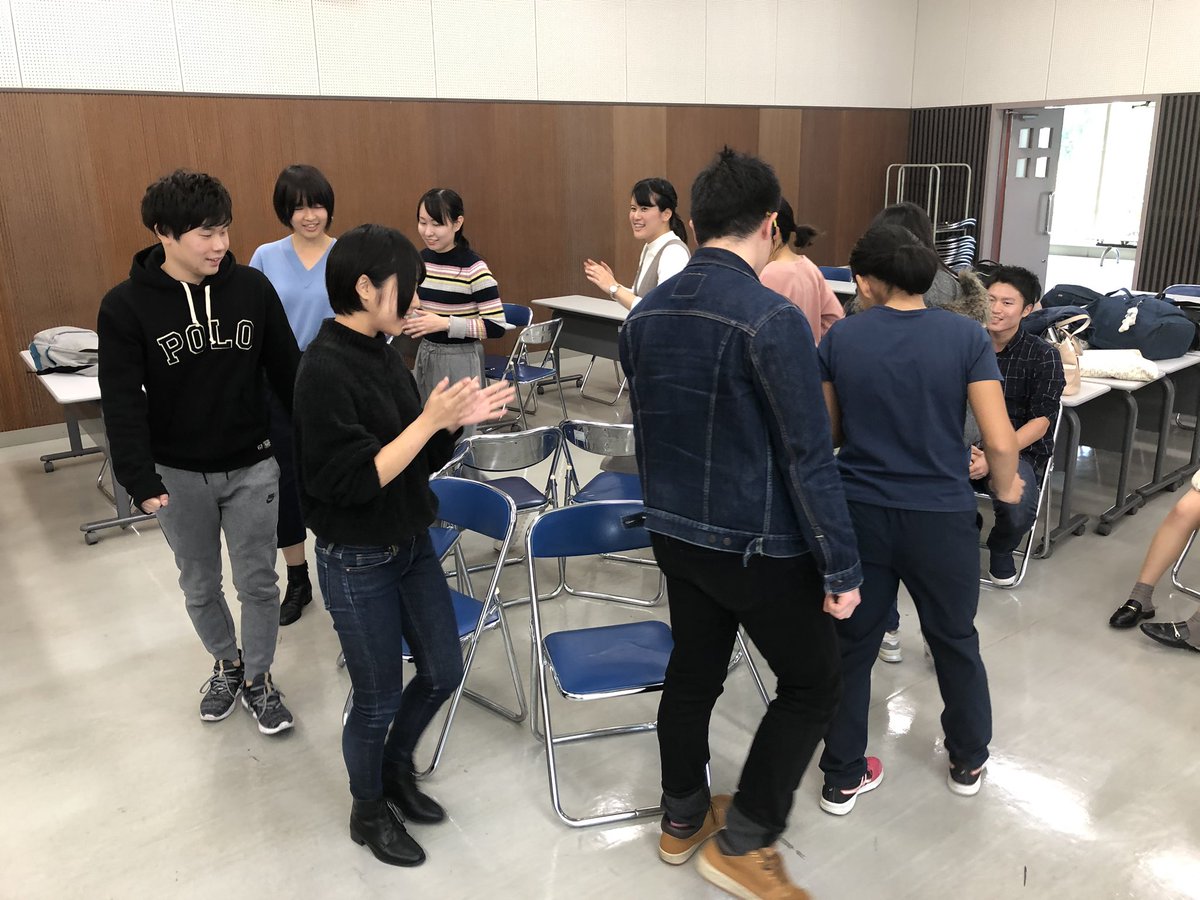 学習院大学 文学部 教育学科 Pa Twitter 教育学科の選択科目 レクリエーション演習 は小学校の場面を想定した模擬授業が始まりました 先生役と児童役に分かれて実施します 今日は小学校3年生の学級レクでした 何のレクをしているか わかりますか 定番ゲーム