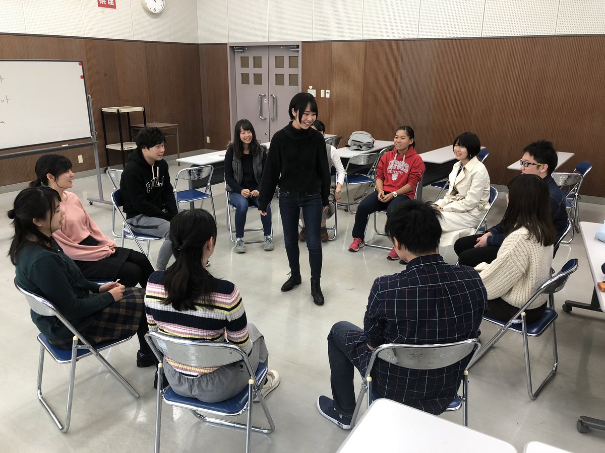 学習院大学 文学部 教育学科 Pa Twitter 教育学科の選択科目 レクリエーション演習 は小学校の場面を想定した模擬授業が始まりました 先生役と児童役に分かれて実施します 今日は小学校3年生の学級レクでした 何のレクをしているか わかりますか 定番ゲーム