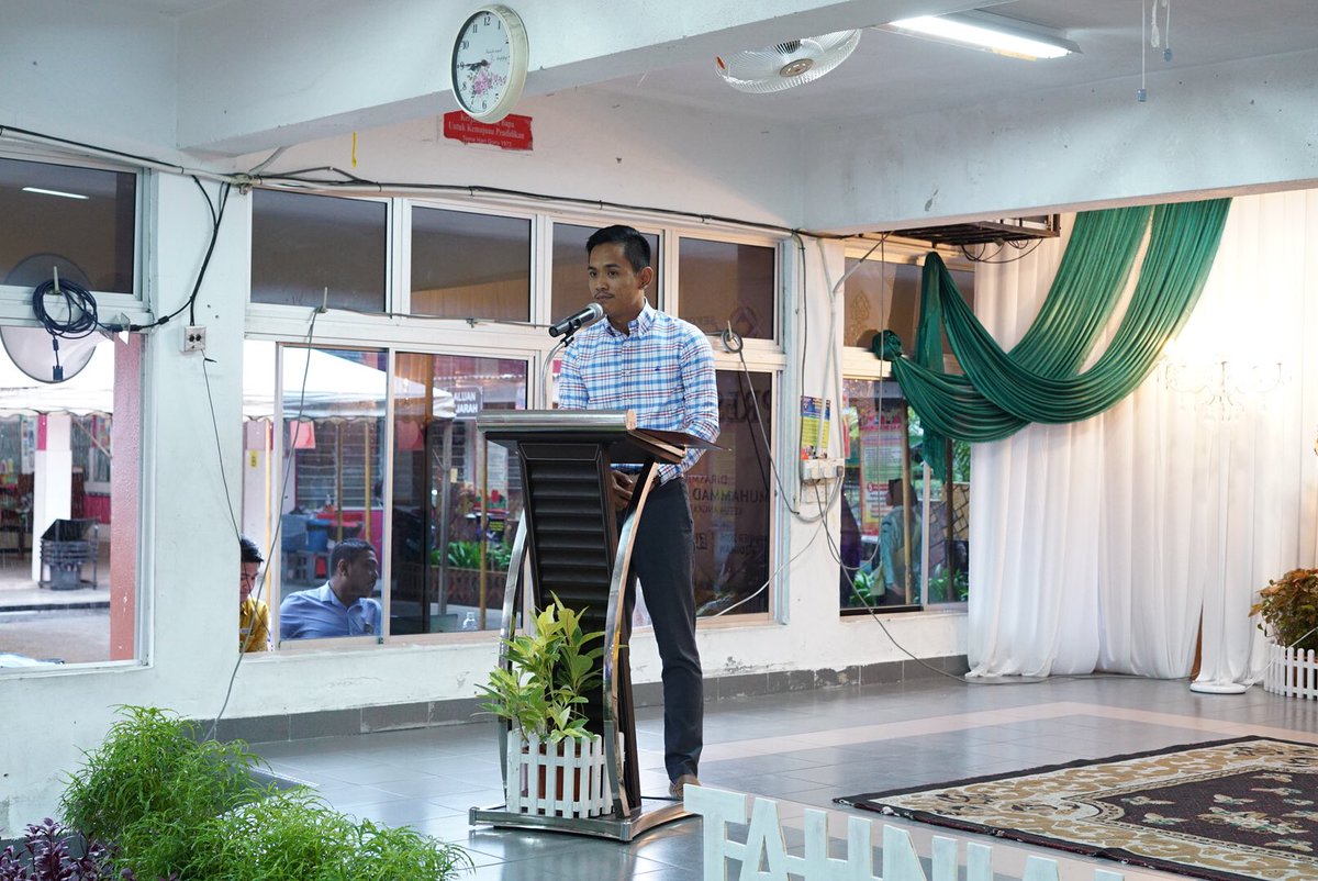 AmpangP99's tweet photo. Pegawai pejabat Parlimen Ampang bersama Ketua Angkatan Muda Keadilan Ampang Mewakili YBM Zuraida Kamaruddin Kementerian perumahan dan kerajaan tempatan merangkap ahli parlimen ampang di dalam Perasmian Majlis Apresiasi 2018 SK Lembah Jaya.
#ampang99 #ampangpower https://t.co/WZvo7Cq5Yf