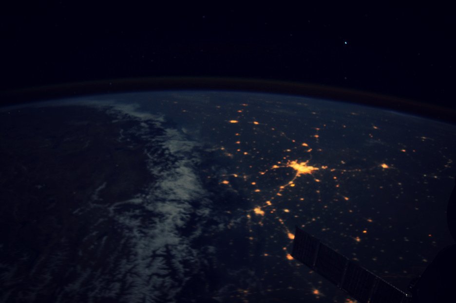 EverestToday's tweet photo. Himalayas under moonlight, from the @Space_Station, 2015.09.25, 17:11:02 GMT, 28-mm #Exp45. Hi res: https://t.co/afdzo1jK6d #ThrowbackThursday https://t.co/8ktGAdYmn0