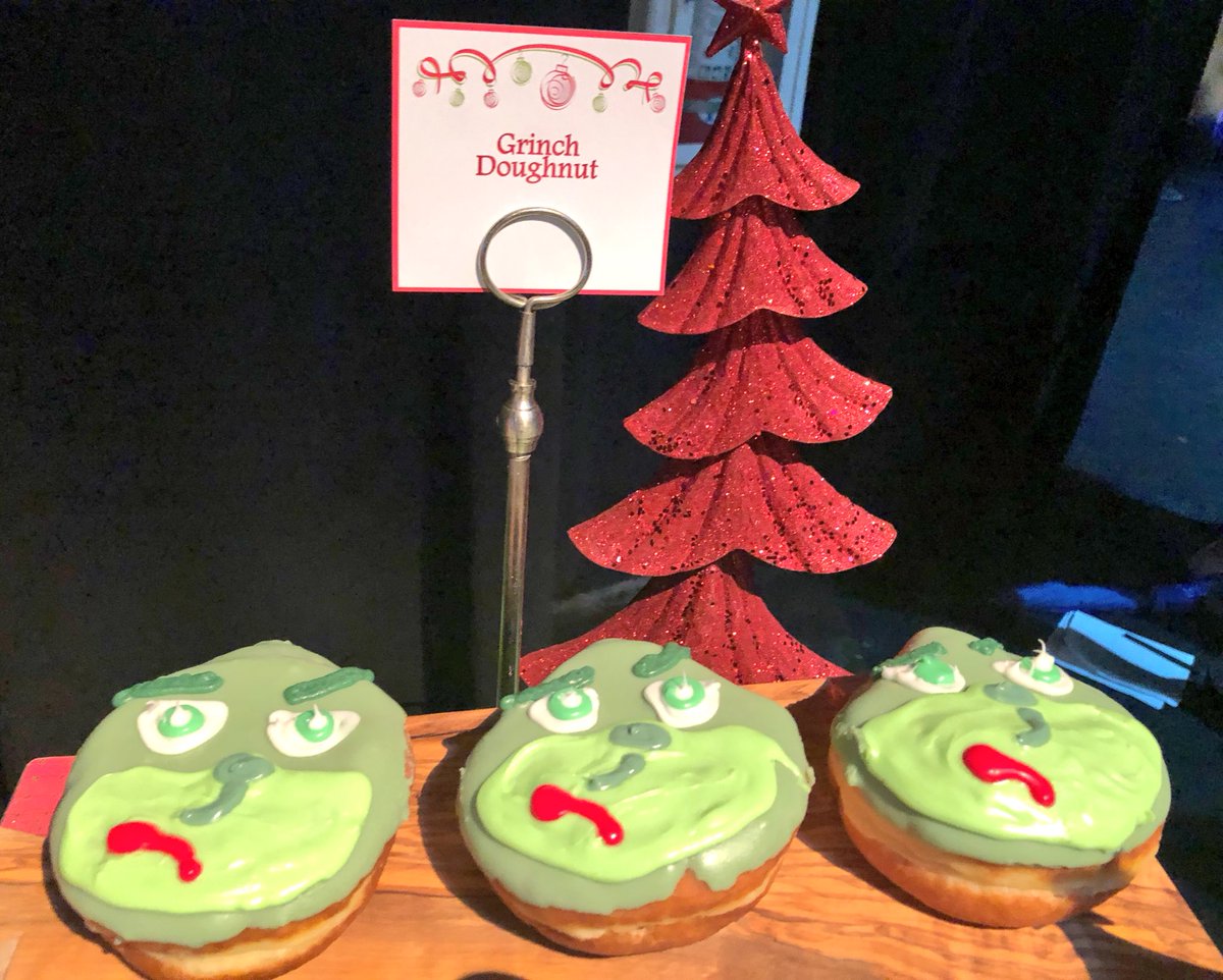 ParquesOrlando's tweet image. En el adelanto a la prensa de los eventos navideños, vimos y probamos! algunos de los dulces navideños que encontrarás en Universal Holidays #HolidayLikeThis #uorblogsquad  @UniversalORL