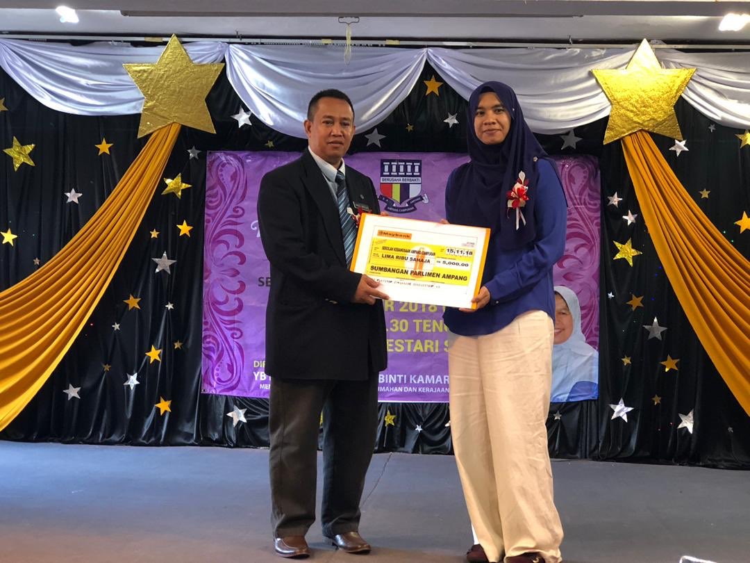 AmpangP99's tweet photo. Pegawai pejabat Parlimen Ampang Mewakili YBM Zuraida Kamaruddin Kementerian perumahan dan kerajaan tempatan merangkap ahli parlimen ampang di dalam Perasmian Majlis Apresiasi Kecermerlangan Sekolah Ampang Campuran #ampangpower https://t.co/C7LRormotr