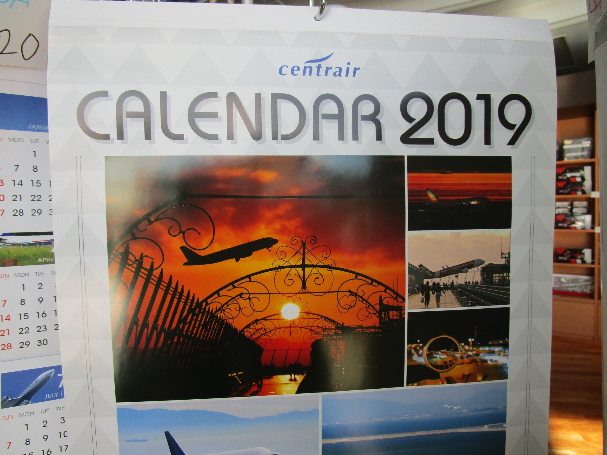 航空科学博物館 On Twitter 博物館売店及び成田空港5階のバイプレーンでは続々と2019年カレンダーの取扱が始まってます 是非御来店ください 数に限りがありますのでお早めに Jal Kix Nca Ana Ngo Ado 世界のエアライナー カレンダー2019 Https T Co