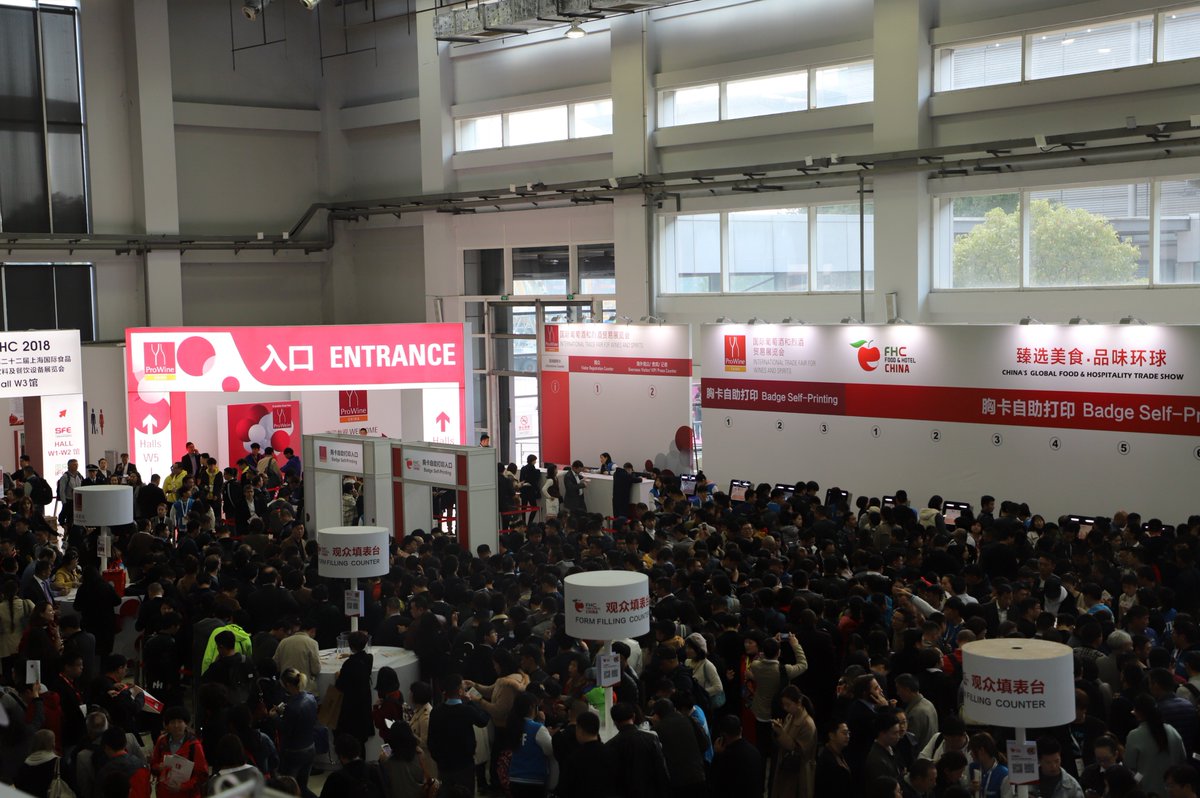 auswineinfo's tweet photo. Glad to intend the ProWine China 2018 in Shanghai, there are lots of wines to drink, and many winery's owners come and explore their business.
#AWI #Prowine #Shang #Australia #Wine https://t.co/smIF87h1yV
