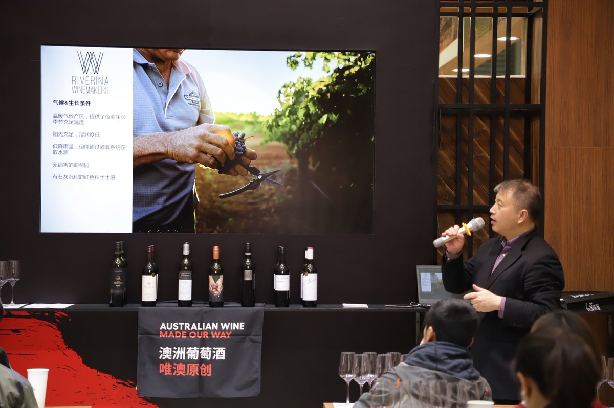 auswineinfo's tweet photo. Glad to intend the ProWine China 2018 in Shanghai, there are lots of wines to drink, and many winery's owners come and explore their business.
#AWI #Prowine #Shang #Australia #Wine https://t.co/smIF87h1yV