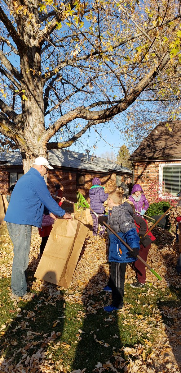 moniemans's tweet photo. Always love giving back to the community. Rake Up Boise 2018. #bsdpride #bsdallstars #RakeUpBoise https://t.co/7mTOLnBXZE