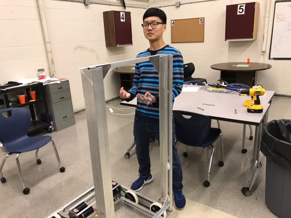 BeardenRobotics's tweet photo. Almost done with our lift robot! https://t.co/sDuKpdJAdR