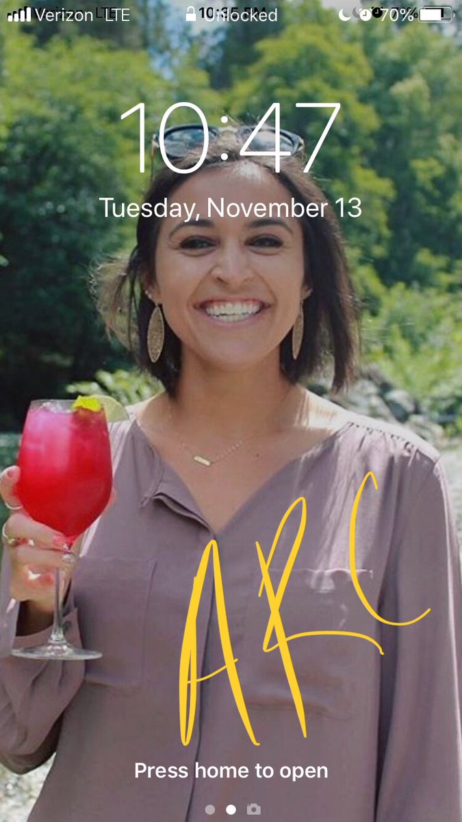 annecweather's tweet photo. When your friend misses you that they make your picture their background 😂 #TrueFriends #LongDistanceProbz https://t.co/hcaRgKvOof