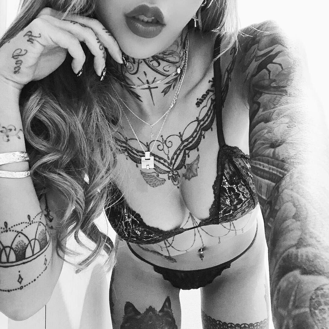 百希乃 Pa Twitter 泉麻那ちゃんに会いたい 本当に体型も顔もtattooも全部が可愛くて憧れる 泉麻那