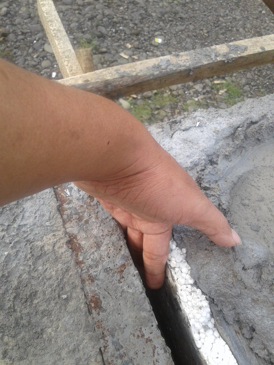 anto_sticker's tweet photo. Kmbali terjadi retakan krn pergeseran tanah, pd proyek penanggulangan jln longsor yg blm slsai, di ds sumampir, rembang, pbg
🙏 @ganjarpranowo https://t.co/A2SbZUHdnZ