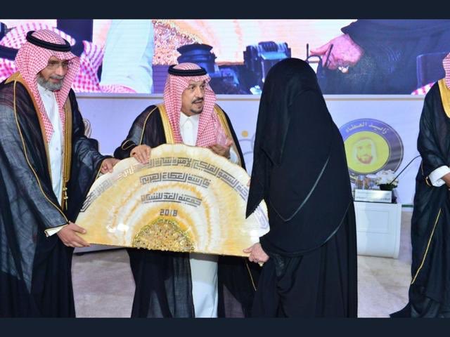 lameesThursday's tweet photo. هذه الجوائز أعدت بيد الفنانة الائقة عمتي خولة الخميس @Khawla_kiki  حقا لا يأتي من جميل الا كل جميل و ابداع                      الله يوفقك وان شاء الله نشوف المزيد من فنك في متاحف العالم 🤗 https://t.co/Eg207qPdbY