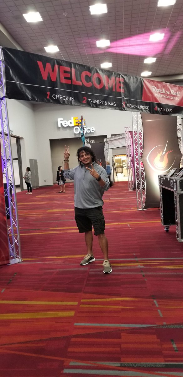 jcdancefitness's tweet photo. Recogiendo el paquete para la carrera en el Convetion Center Las Vegas #rnrvegas #runrocknroll #comogozas #comogozan #jcdancefitness #running #energy #motivation #fitness #adidas #underarmour #asics #nike #instarunners #runningmotivation #runninglife #lasvegas https://t.co/LwrJED79uy