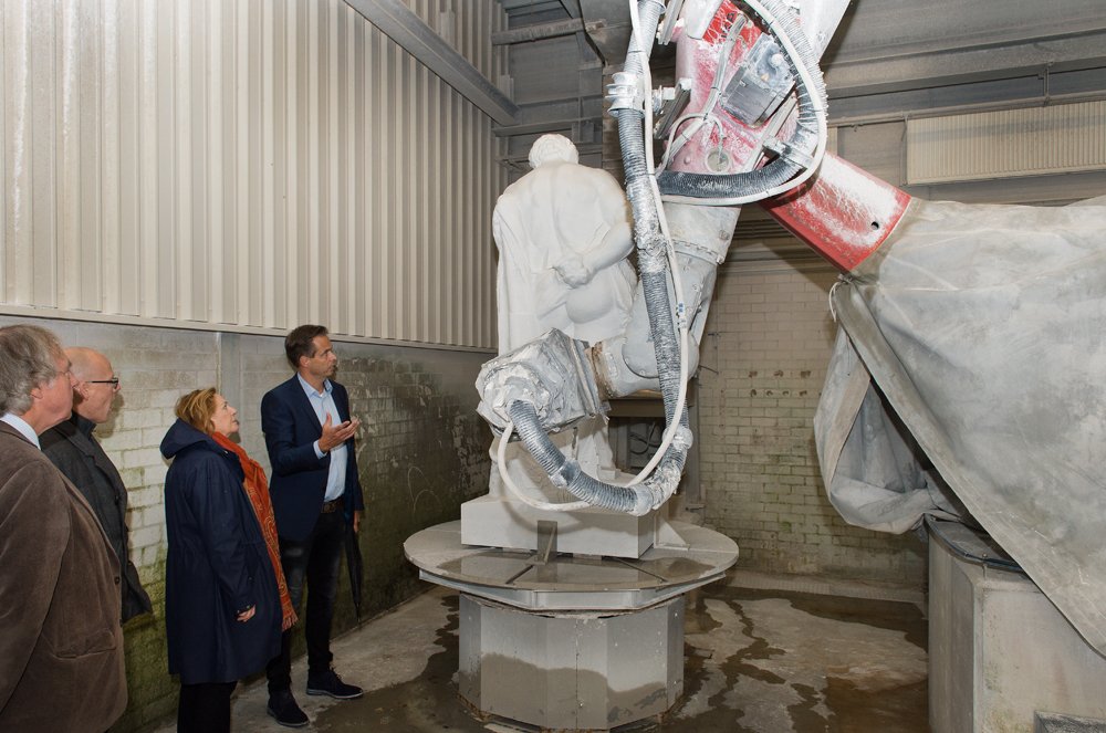 ovgonline's tweet photo. Zeer interessant werkbezoek Gespecialiseerde Aannemersplatform met mevrouw Geluk #CDA  restauaratieproject Aartsbisschoppelijk paleis Utrecht en bij Meesters In in Tienhoven.  #smeden #restauratietimmeren @StichtingNCE @ERM #steenhouwen @OHNLGarantie #leidekken #glazeniers https://t.co/gsngW0AzBM