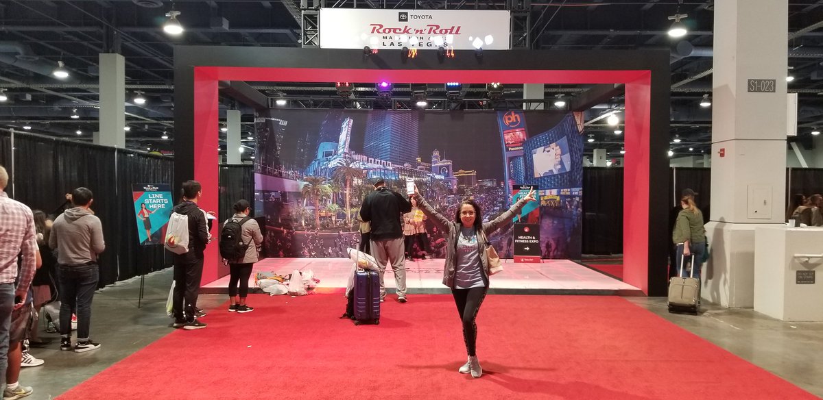 jcdancefitness's tweet photo. Recogiendo el paquete para la carrera en el Convetion Center Las Vegas #rnrvegas #runrocknroll #comogozas #comogozan #jcdancefitness #running #energy #motivation #fitness #adidas #underarmour #asics #nike #instarunners #runningmotivation #runninglife #lasvegas https://t.co/LwrJED79uy