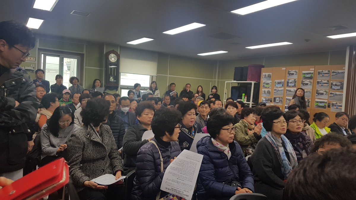 Miya2019's tweet photo. @wonsoonpark @leeslo9167 박원순시장님!
정릉1,2.3.4동 주민 200여명이 주민설명회에서 #정릉동공영차고지 이전을 외쳤습니다. 80이 넘고 정릉에 53년을 거주하고 계신 할아버님은 책임있는 답변을 할 사람이 없는 설명회는 필요없다고 선언하셨습니다. 시장님깨서 직접 답하는 설명회를 요구합니다! https://t.co/eaFdYgO2Ds