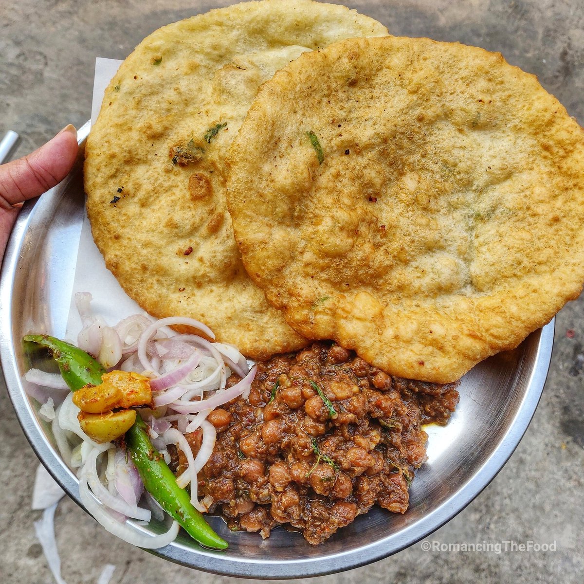 RomancingThFood's tweet photo. Chole Bhature Anyone? 
Had this scrumptious chole bhature with my bae @haya_kshipra and we both loved it.😋
.
#RomancingTheFood #FoodComa #IndianFood #Shotononeplus #feedfee #delhidairies @FoodManiacIndia @TrellApp @SaadiDilli @FoodBloggerAI https://t.co/cvofAoD0Rb