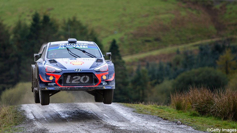 sporza's tweet photo. Mentale oorlogsvoering tussen Neuville en Ogier. "Maar het is een voordeel dat Neuville moet aanvallen", zegt viervoudig Belgische kampioen Freddy Loix. https://t.co/eA5VPs77MY #rally https://t.co/BdVk4oFO9p