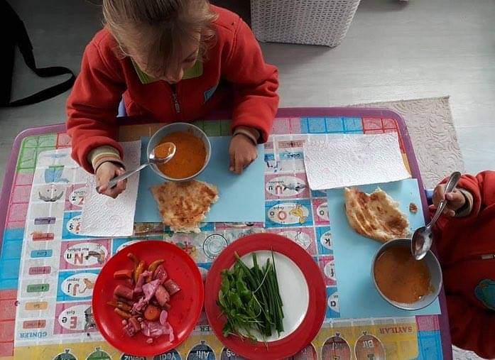 Okulun bahçesinde sebze yetiştirip, turşular kurup, onları sobanın üzerinde pişirip, öğrencilerine yediren bir köy öğretmeni. Onlara hem doğru beslenmeyi, hem üretmeyi öğreten güzel insan. Yüreğinden öpüyorum.