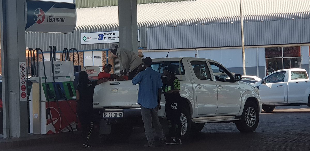 LincolnPhakisi's tweet photo. A #Cooling breeze of emalahleni with #AmazinglyGoodTaste #healthyalternative energy drinks makes your day @FreshstopSA Nova motors. #EverythingYouNeed https://t.co/K2N7fTFc5J
