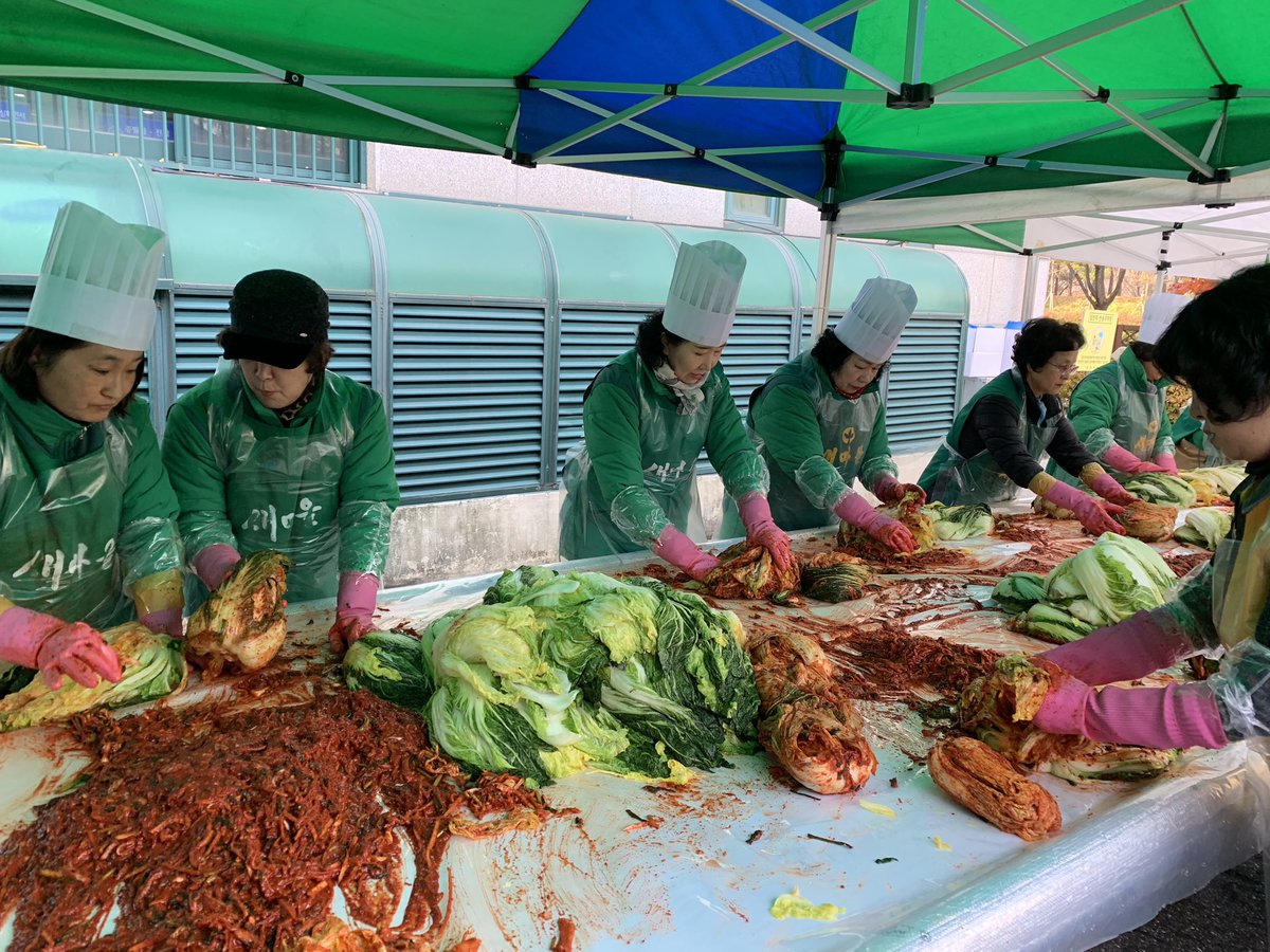 thehjk17's tweet image. #성남시 #정자3동
정자3동 새마을 부녀회는 이마트 분당점의 후원을 받아 #사랑의 김장김치 나눔 행사를 진행하였습니다. 맛있는 김장김치가 누군가에게는 행복이겠지요?😍