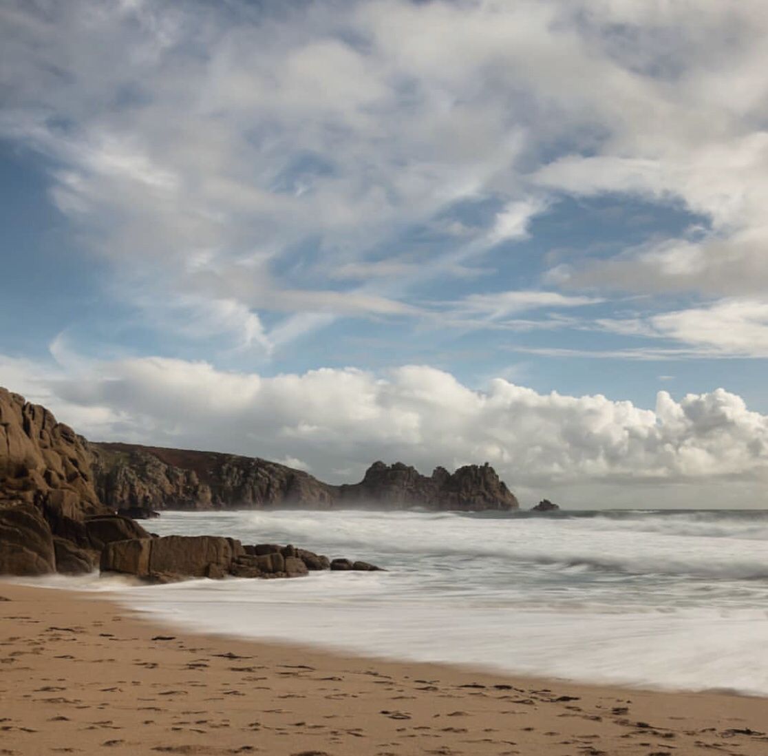 Yet another stunning day at Porthcurno! Here’s the beach being shown off by the amazing photography skills of @Kernow_shots⠀🙌⠀ #GetMeToCornwall #Porthcurno #Cornwall