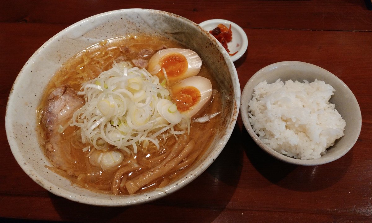 SapporoRetro's tweet photo. こんにちは！☆チーケン軍曹☆です。
小樽市旧南樽市場の並びにある「みかん」の味噌ラーメンです。
開店時は、行列が出来る名店です！
個人的には、塩の方がおいしいと思います。
店内はレトロ調で、年齢層の幅広いお客様がいらっしゃいます。
なんと！お水はやかんに入ってます。😅 https://t.co/tvyVjy1PCc