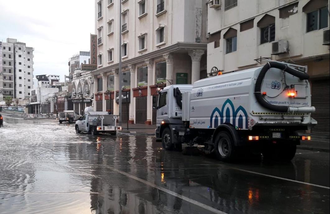 JeddahAmanah's tweet photo. بعد الإنتشار المبكر لفرقها الميدانية
باشرت #أمانة_جدة سحب مياه الأمطار من الطرق والشوارع الرئيسية لتسهيل الحركة المروية https://t.co/ktEO1yctdd