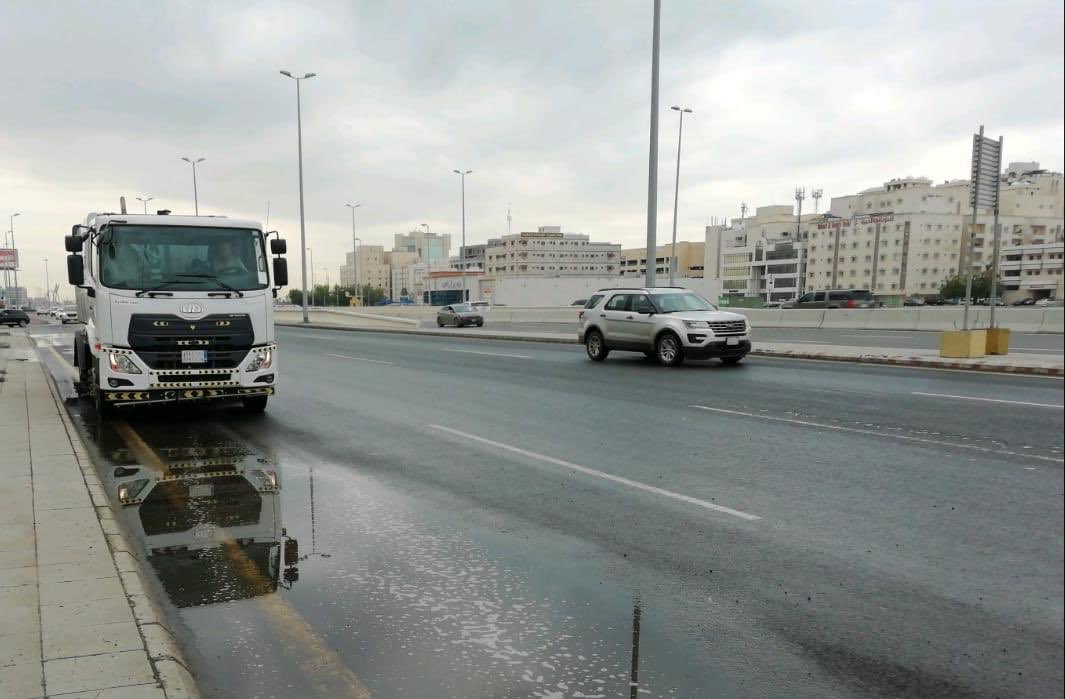 JeddahAmanah's tweet photo. بعد الإنتشار المبكر لفرقها الميدانية
باشرت #أمانة_جدة سحب مياه الأمطار من الطرق والشوارع الرئيسية لتسهيل الحركة المروية https://t.co/ktEO1yctdd