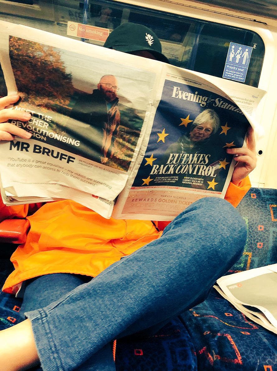 Xmas Eileen Official チューブに乗ってお出かけ チューブは地下鉄の愛称だそうです メンバー早速使いまくってます 笑 Vo 左さんきっとほぼ読めてないですね 笑 Xmaseileen クリスマスアイリーン London ピカデリーサーカス チューブ Hyperjapan